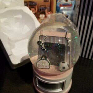 BRAND NEW IN BOX DANBURY FALLS EXTRA LARGE I LOVE SOCCER SNOW GLOBE